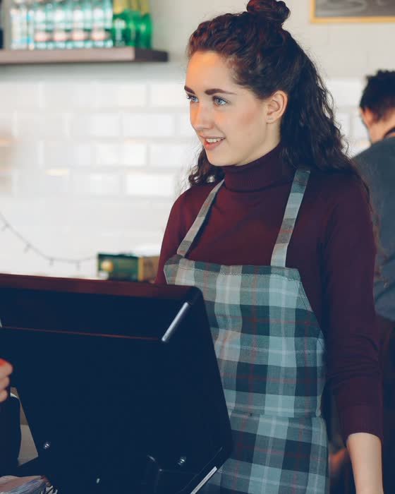 Un avis consulté sur la tablette du comptoir