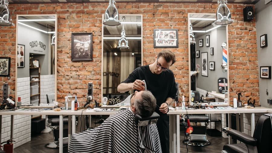 Un salon de coiffure pendant le service
