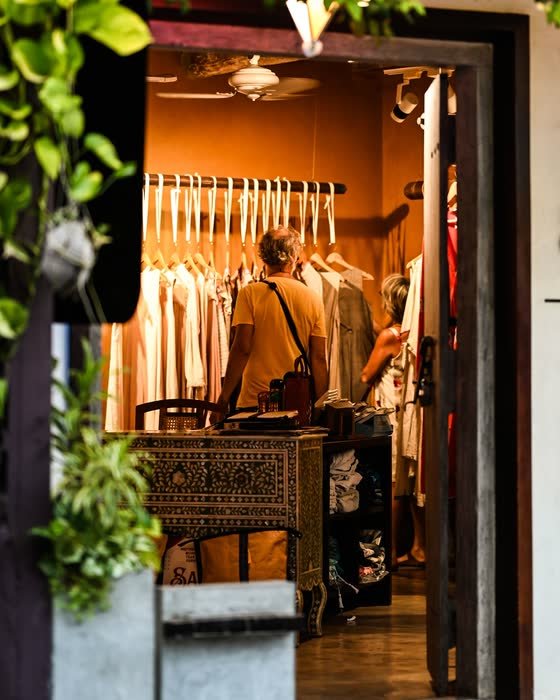 Intérieur chaleureux d’une boutique de quartier