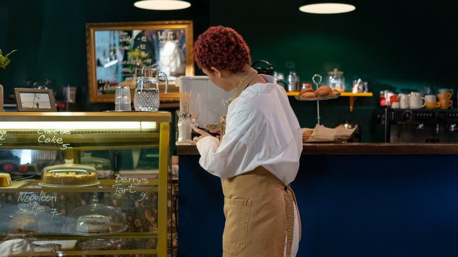 Un barista en activité dans un café de quartier