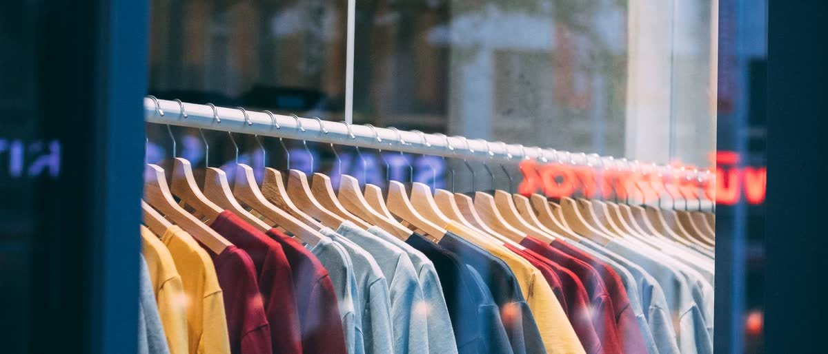 Une vitrine vue depuis la rue, en fin de journée