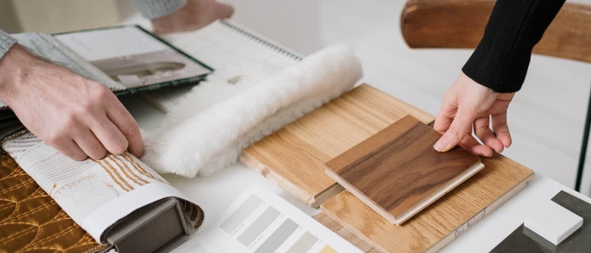 Échantillons de bois tenus en main