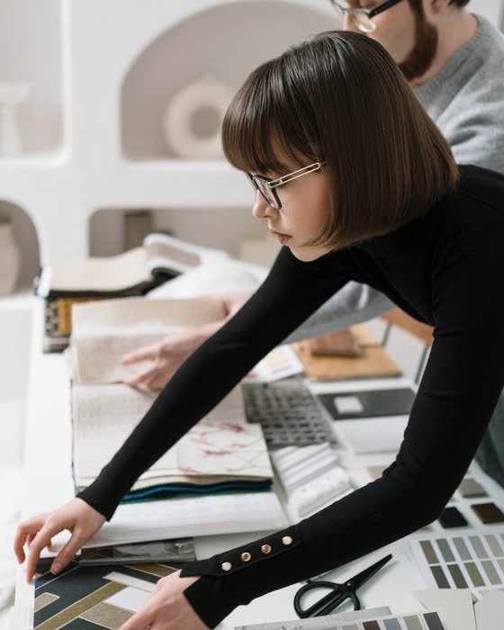 Documents de travail étalés sur un bureau