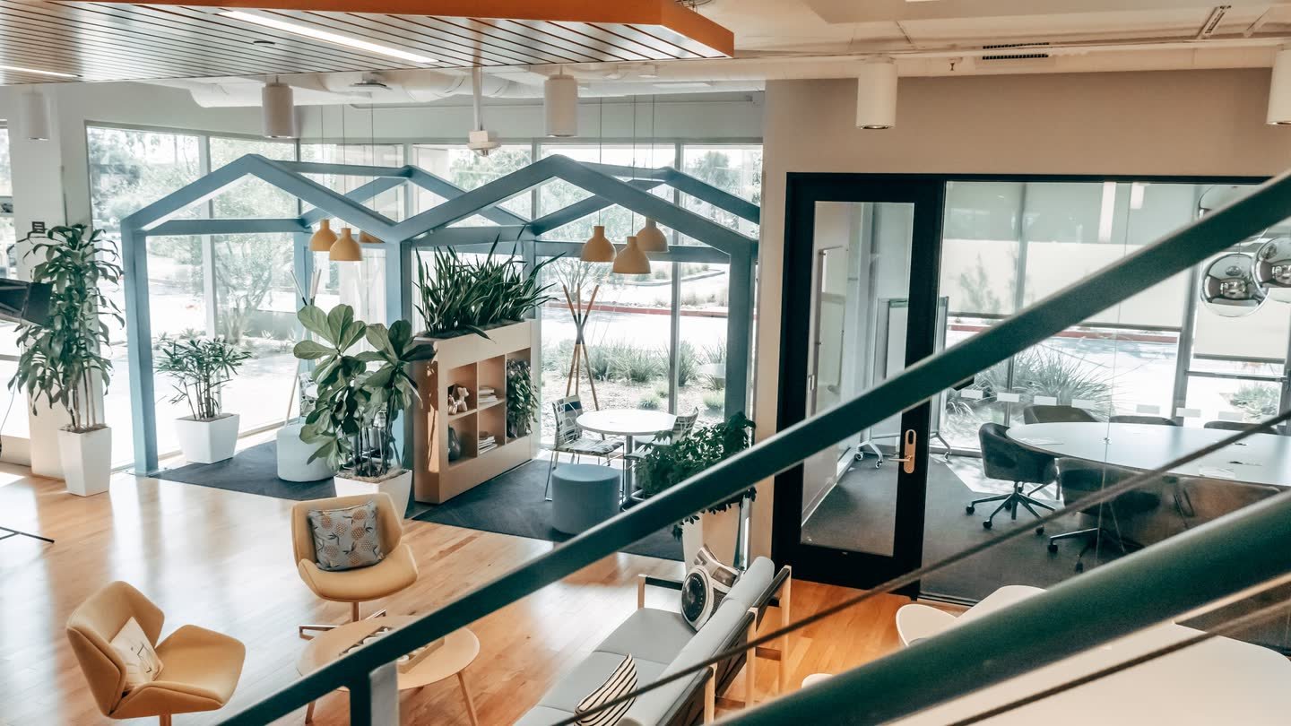 Espace de bureau aménagé et terminé
