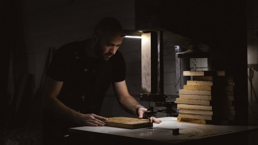 Un artisan travaille dans son atelier en fin de journée